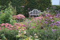 den engelska trädgården lutyens bench trädgårdsbänk sedum kärleksört jätteverbena verbena bonariensis