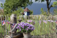 den engelska trädgården kastanjestaket cottage garden